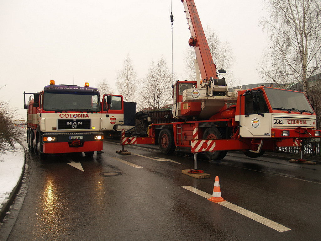 LKW Anhaenger umgekippt Koeln Niehl Geestemuenderstr Industriestr P32.JPG